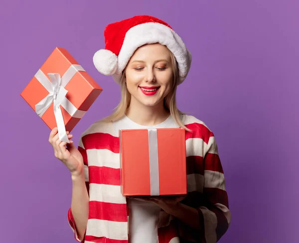 Hermosa Rubia Chaqueta Roja Con Caja Regalo Sobre Fondo Puprle —  Fotos de Stock