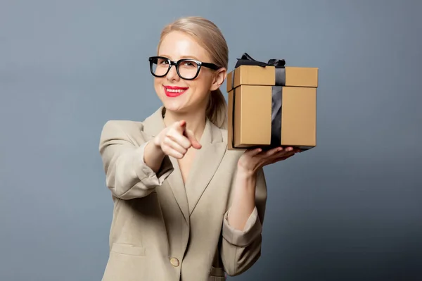 Style Blonde Jacket Glasses Holds Gift Box Gray Background — Stock Photo, Image