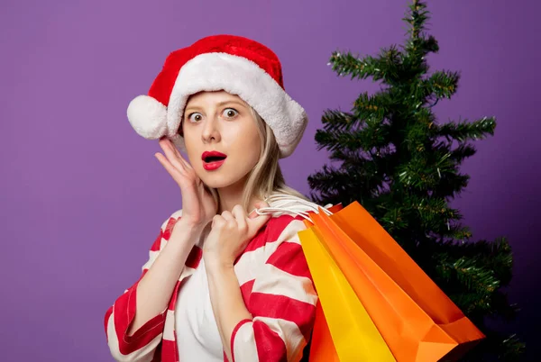 Beautiful Blonde Christmas Hat Shopping Bags Puprle Background — Stock Photo, Image