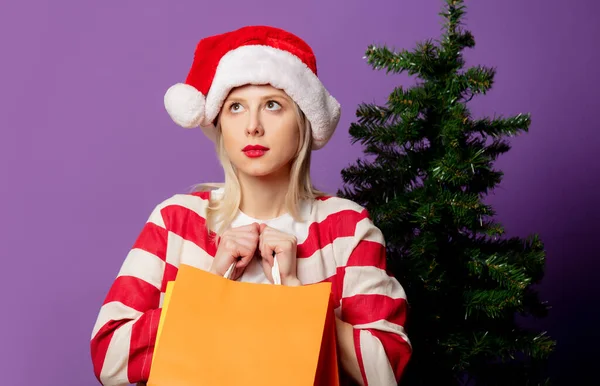 Linda Loira Chapéu Natal Com Sacos Compras Fundo Puprle — Fotografia de Stock