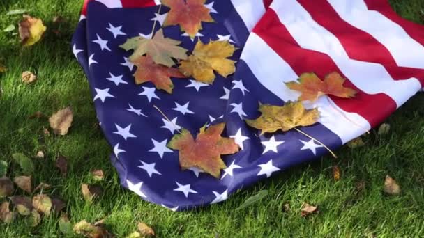 Αμερικανική Σημαία Φύλλα Σφενδάμου Στο Πράσινο Γρασίδι Φθινόπωρο — Αρχείο Βίντεο