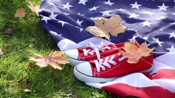 Bandera Americana Con Hojas Arce Zapatos Goma Rojos — Vídeos de Stock