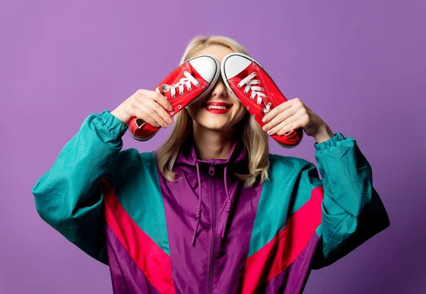 Style Woman 80S Windbreaker Roud Sunglasses Hold Red Gumshoes Purple — Stock Photo, Image