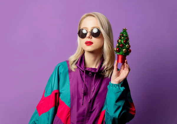 Stijl Blond Jaren Windbreaker Roud Zonnebril Houden Kerstboom Paarse Achtergrond — Stockfoto