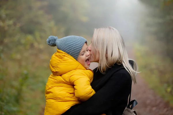 Padre Figlio Divertono Nella Foresta Autunnale Nella Nebbia Slesia Polonia — Foto Stock