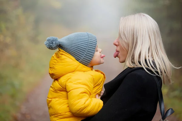 Padre Hijo Divierten Bosque Otoño Niebla Silesia Polonia — Foto de Stock