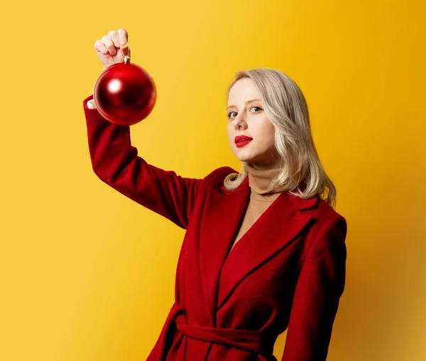 Mujer Rubia Abrigo Rojo Con Adorno Navidad Sobre Fondo Amarillo — Foto de Stock