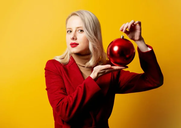 Blond Kvinna Röd Rock Med Julgranskula Gul Bakgrund — Stockfoto