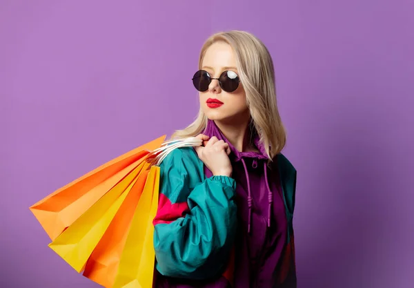 Mujer Estilo Los Años Cortavientos Gafas Sol Roud Sostienen Bolsas —  Fotos de Stock