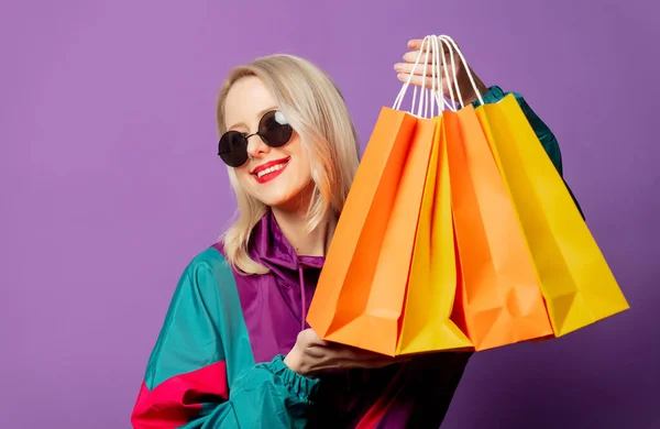 Stijl Vrouw Jaren Windbreaker Roud Zonnebril Houden Boodschappentassen Paarse Achtergrond — Stockfoto