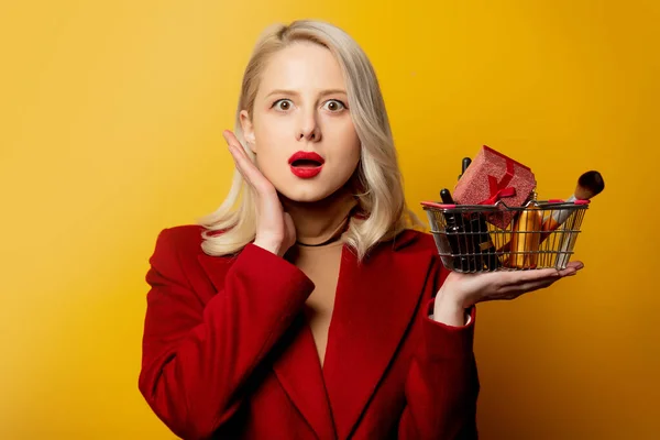 Hermosa Mujer Abrigo Rojo Con Cesta Llena Cosméticos Sobre Fondo —  Fotos de Stock