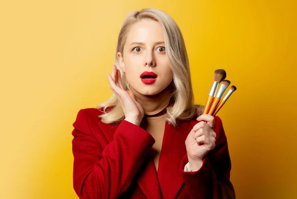 Schöne Frau Roten Mantel Mit Pinseln Auf Gelbem Hintergrund — Stockfoto