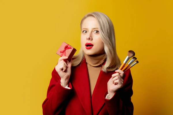 Mulher Bonita Casaco Vermelho Com Escovas Caixa Presente Fundo Amarelo — Fotografia de Stock