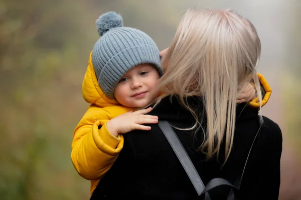 Vader Zoon Hebben Plezier Het Herfstbos Mist Silezië Polen — Stockfoto