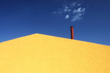 bir soyut sarı cephe ve mavi gökyüzü