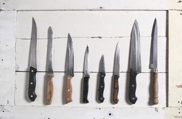 Beyaz Ahşap Üzerine Çeşitli Mutfak Bıçakları Topluluğu — Stok fotoğraf