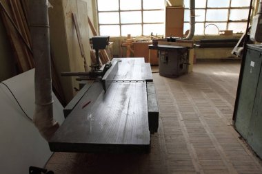 Eski moda tahta yüzey planlayıcı makinesi