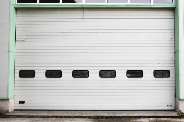 Industrielager Metall Weiße Tür — Stockfoto