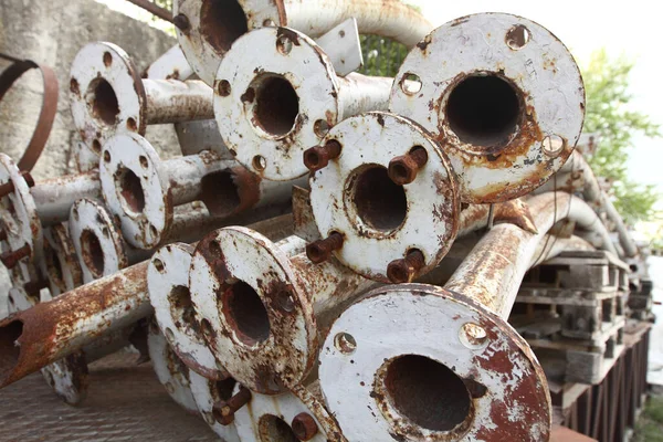 一堆旧钢管焊接法兰 — 图库照片