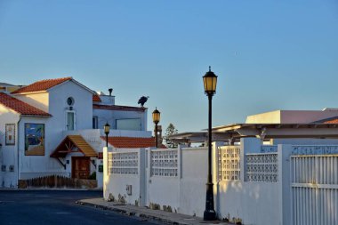 İspanya Kanarya Adası Fuerteventura 'nın güzel şehri Corralejo sıcak bir tatil gününde