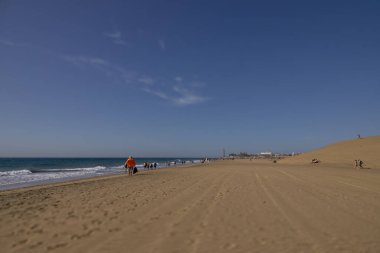 İspanya 'nın Gran Canaria adasındaki Maspalomas kumullarından sıcak güneşli bir günde güzel bir çöl manzarası.