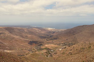 İspanya Kanarya Adası Lanzarote 'den güzel, sakin bir yaz bulutlu manzarası