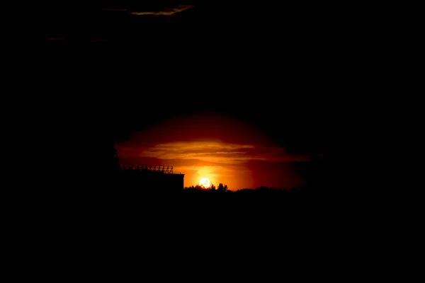 Красивий Барвистий Захід Сонця Червоним Небом Деревами Хмарами — стокове фото