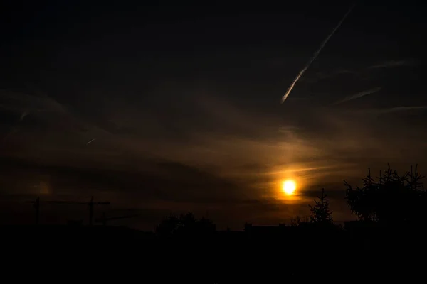 赤い空と木々と雲が美しいカラフルな夕日 — ストック写真