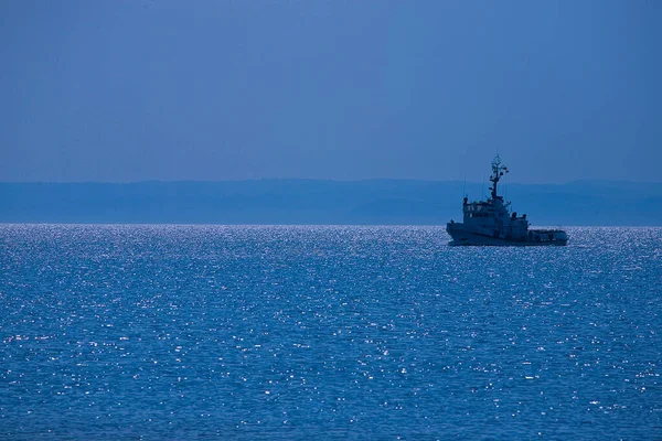 青い海と雲一つない空を航海する美しい小型船の風景 — ストック写真