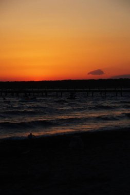 Güzel, sakin, rengarenk gün batımı manzaralı deniz manzarası