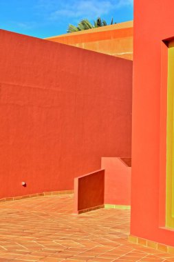 İspanya Kanarya Adası Fuerteventura 'da mavi gökyüzüne karşı güzel zıt mimari detaylar