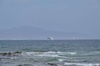 Okyanus manzaralı güzel deniz manzarası ve arkasında bir gemi olan İspanyol De Lobos adasının manzarası.