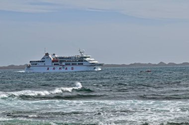 Okyanus manzaralı güzel deniz manzarası ve arkasında bir gemi olan İspanyol De Lobos adasının manzarası.