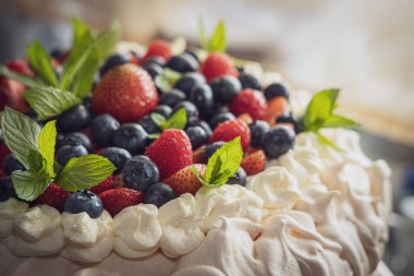 Renkli taze meyveli pasta ve yakın plan nane şekeri.