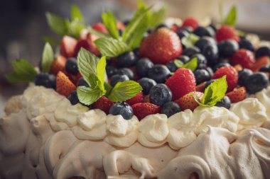 Renkli taze meyveli pasta ve yakın plan nane şekeri.