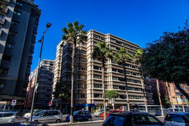 İspanyol başkenti Kanarya Adası Las Palmas Gran Kanaryası 'ndan sokakları ve binaları olan güzel şehir manzarası