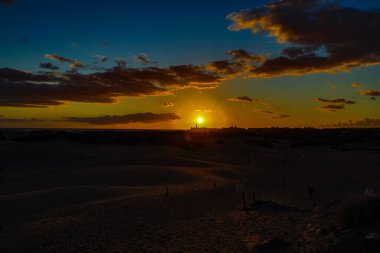 İspanya 'nın Maspaloma kumullarındaki Gran Canaria adasında güzel renkli gün batımı