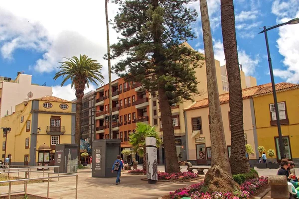 ถนนท สวยงามท อาคารประว ศาสตร ในเม องหลวงเก าของ San Cristbal Laguna — ภาพถ่ายสต็อก