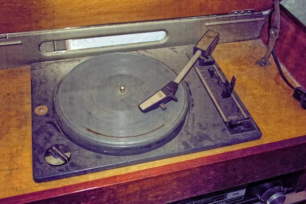 Beau Vieux Gramophone Vintage Avec Disque Vinyle Noir — Photo