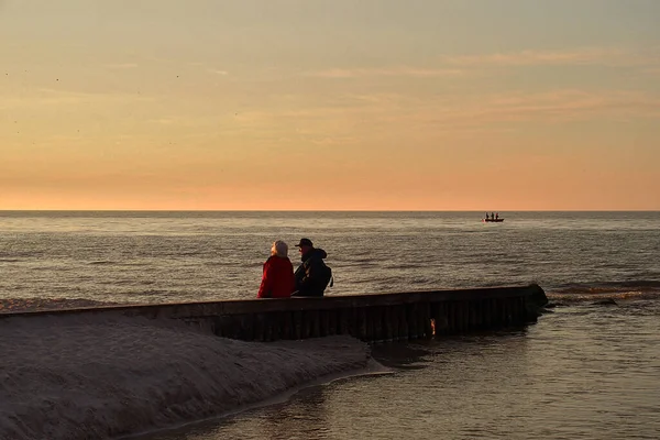 Прекрасний Краєвид Заходом Сонця Балтійському Морі Проривною Водою Парою Людей — стокове фото