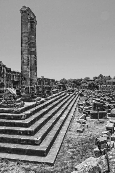 Hermosas Ruinas Antiguas Del Antiguo Templo Apolo Didim Turquía Caluroso —  Fotos de Stock