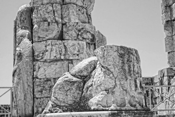 Hermosas Ruinas Antiguas Del Antiguo Templo Apolo Didim Turquía Caluroso — Foto de Stock