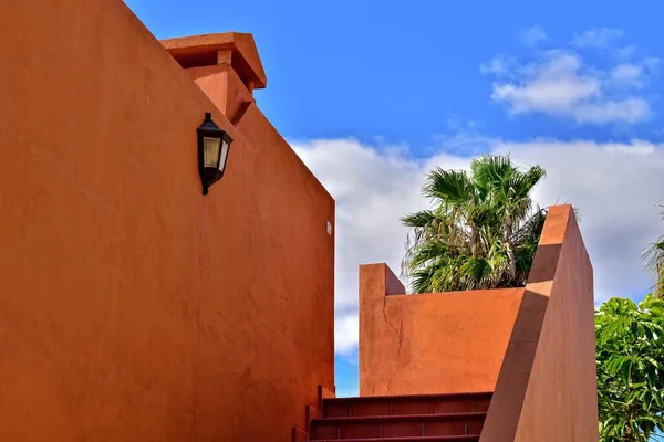Gyönyörű Kontrasztos Építészeti Részletek Spanyol Kanári Szigeten Fuerteventura Szemben Kék — Stock Fotó