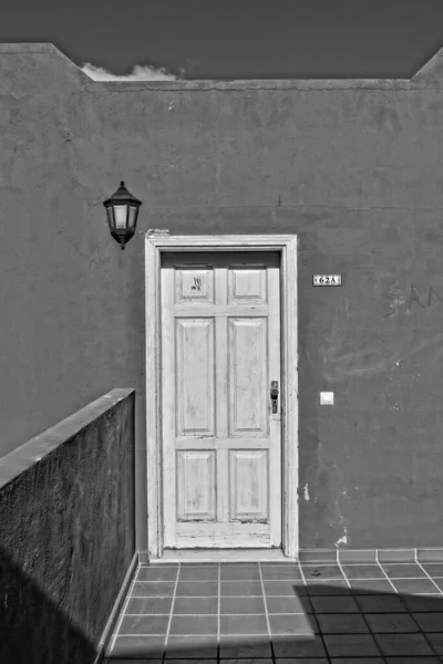Mooie Oude Vintage Toegangsdeur Achtergrond Van Rode Muur — Stockfoto