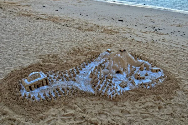 Красивая Песчаная Скульптура Пляже Фоне Океана — стоковое фото