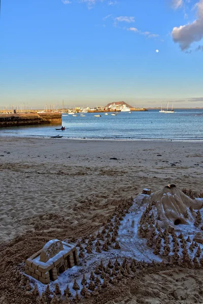 Vacker Sandskulptur Stranden Mot Bakgrund Havet — Stockfoto