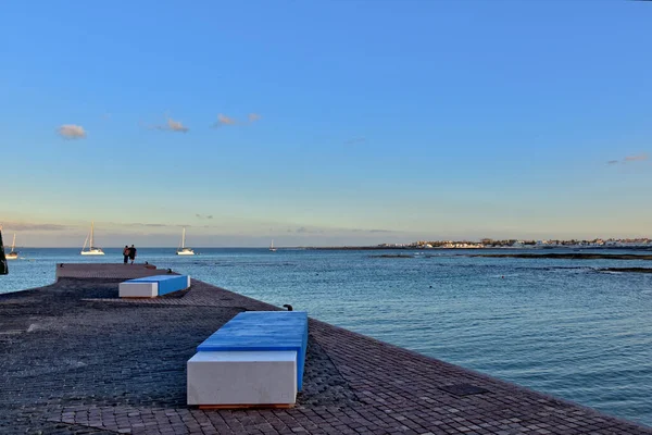 Wunderschöne Landschaft Mit Stadt Und Meer Einem Warmen Tag Auf — Stockfoto