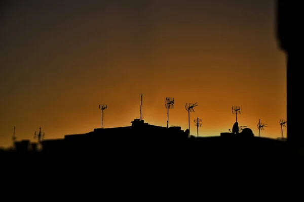 Όμορφο Γραφικό Τοπίο Στο Ηλιοβασίλεμα Μαύρες Στέγες Σπιτιών Και Κεραιών — Φωτογραφία Αρχείου