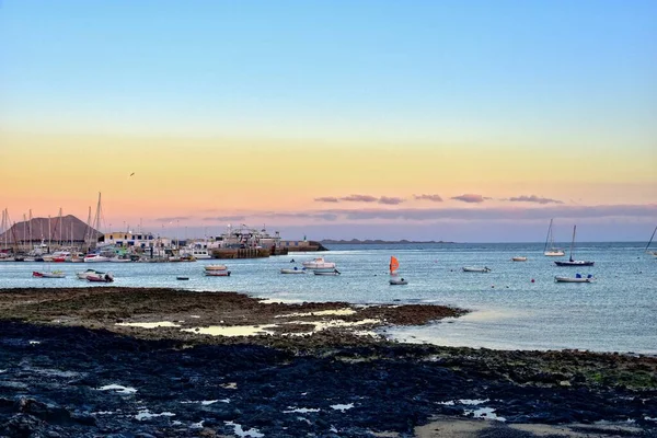 Prachtig Landschap Met Stad Oceaan Een Warme Dag Het Spaanse — Stockfoto