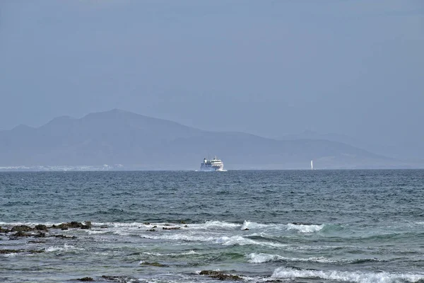 海と美しい海の風景と背景に船でデ ロボス島のスペインの島の景色 — ストック写真